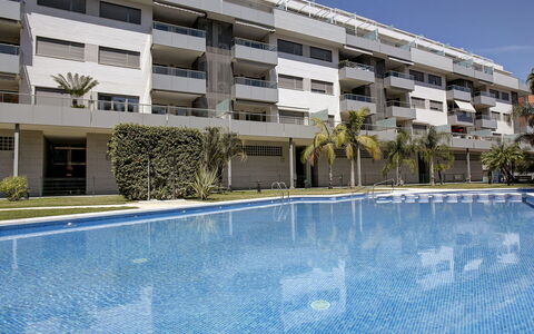 Marina Raset: L'Eau, Fenêtre, Ciel, Bâtiment, Piscine, Plante, Bleu Azur, Maison, Ombre, Design Urbain