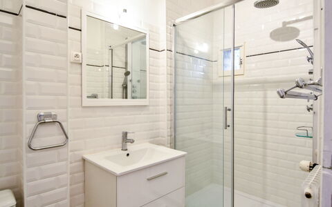 Deauville-Trouville 293: Luminaire Plomberie, Propriété, Robinet, Blanc, Miroir, Salle De Bains, Évier, Noir, Armoire De Toilette