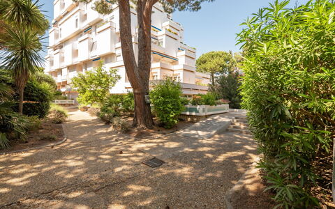 La Grande Motte 210: Nuage, L'Eau, Ciel, Propriété, Plante, Piscine, Bâtiment, Fenêtre, Bleu Azur, Bleu