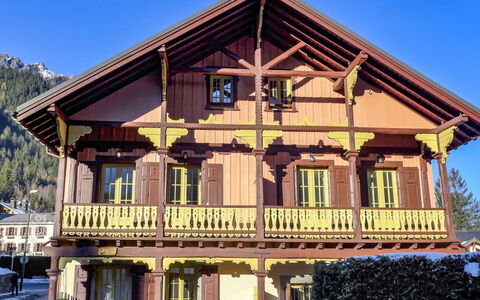 Le Chalet Suisse: Ciel, Propriété, Fenêtre, Bâtiment, Bois, Arbre, Architecture, Plante, Maison, Siding