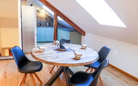 Le Chalet Suisse: Meubles, Propriété, Table, Chaise, Bois, Design Intérieur, Sol, Sol, Tache De Bois, Dur