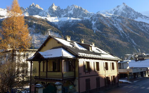 Le Chalet Suisse: Propriété, Bâtiment, Meubles, Confort, Bleu Azur, Design Intérieur, Fenêtre, Bois, Cadre De Lit, Oreiller