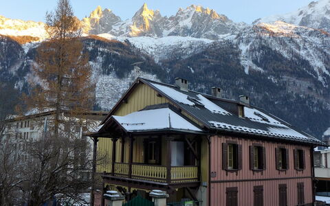 Le Chalet Suisse: Propriété, Bâtiment, Meubles, Confort, Bleu Azur, Design Intérieur, Fenêtre, Bois, Cadre De Lit, Oreiller