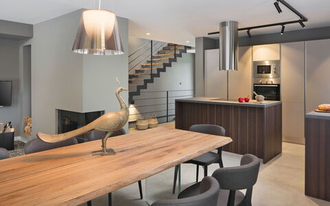 Oliva: Pièce, Design Intérieur, Comptoir, Meubles, Salle À Manger, Propriété, Éclairage, Plafond, Bâtiment, Table