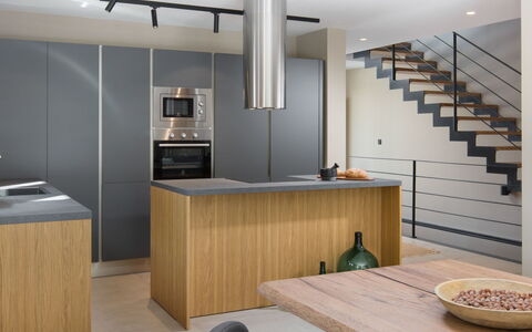 Oliva: Pièce, Propriété, Design Intérieur, Cabinetry, Comptoir, Meubles, Évier, Salle De Bains, Bâtiment, Plafond