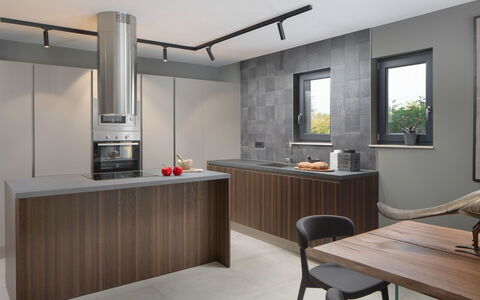 Oliva: Pièce, Meubles, Design Intérieur, Propriété, Bâtiment, Comptoir, Cuisine, Maison, Cabinetry, Plafond