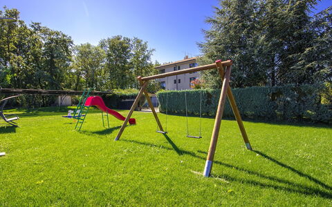 Oliva 1: Balançoire, Terrain De Jeux, Équipement Extérieur Play, Espace Public, Herbe, Ciel, Établissements Humains, Arbre, Pelouse, Lot Terre