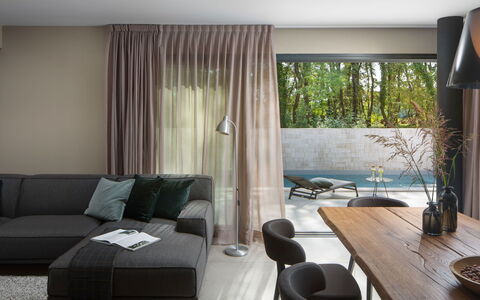 Oliva 1: Pièce, Design Intérieur, Meubles, Propriété, Rideau, Salon, Bâtiment, Sol, Mur, Traitement De Fenetre