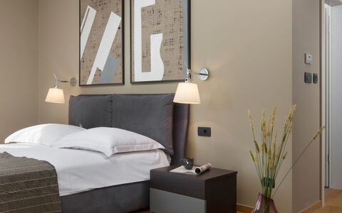 Oliva 1: Chambre, Meubles, Pièce, Lit, Design Intérieur, Cadre De Lit, Propriété, Drap De Lit, Matelas, Mur