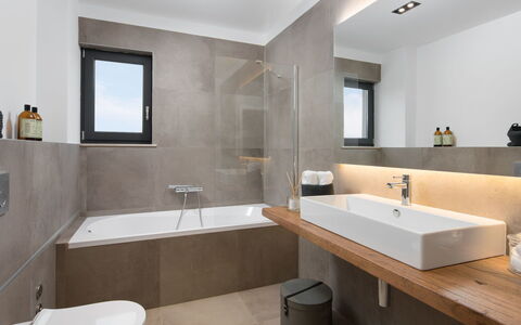 Oliva 2: Salle De Bains, Propriété, Pièce, Design Intérieur, Robinet, Bâtiment, Luminaire Plomberie, Architecture, Meubles, Sol