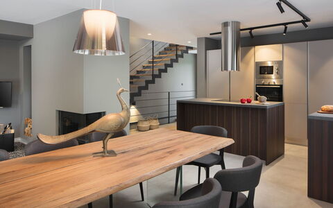 Oliva 2: Pièce, Design Intérieur, Comptoir, Meubles, Salle À Manger, Propriété, Éclairage, Sol, Plafond, Bâtiment