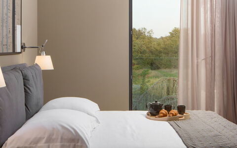 Oliva 2: Chambre, Pièce, Meubles, Lit, Rideau, Design Intérieur, Propriété, Traitement De Fenetre, Cadre De Lit, Drap De Lit