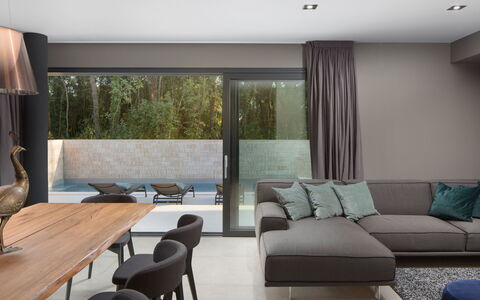 Oliva 2: Pièce, Design Intérieur, Salon, Meubles, Propriété, Bâtiment, Maison, Architecture, Table, Sol