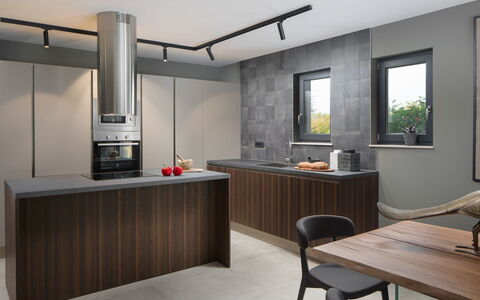 Oliva 2: Pièce, Design Intérieur, Meubles, Propriété, Bâtiment, Cuisine, Maison, Comptoir, Plafond, Cabinetry