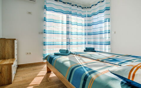 Races: Chambre, Pièce, Lit, Propriété, Drap De Lit, Meubles, Turquoise, Cadre De Lit, Design Intérieur, Mur