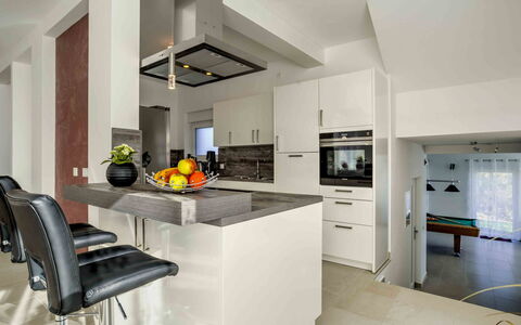 Races: Comptoir, Pièce, Propriété, Meubles, Cuisine, Cabinetry, Design Intérieur, Bâtiment, Jaune, Maison