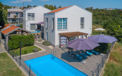 Races: Ciel, Bâtiment, Nuage, Plante, Propriété, Fenêtre, Bleu Azur, La Nature, Piscine, Ombre