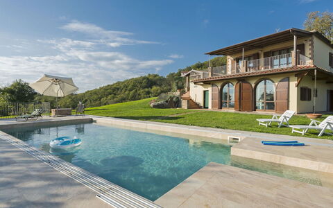 Villa la Vena: L'Eau, Nuage, Ciel, Plante, Propriété, Bâtiment, Fenêtre, Piscine, Bleu Azur, Arbre