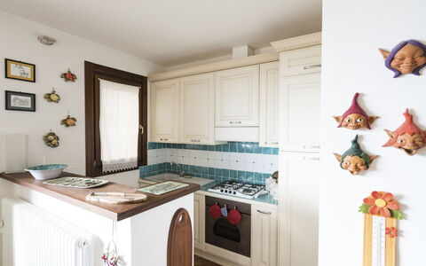 Villa la Vena: Cabinetry, Propriété, Comptoir, Bleu Azur, Électroménager, Appareil De Cuisine, Bois, Cuisine, Cuisinière, Sol