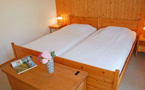 Aiguilles Dorées Iii 2: Meubles, Lit, Chambre, Pièce, Cadre De Lit, Matelas, Propriété, Drap De Lit, La Table De Nuit, Matelas