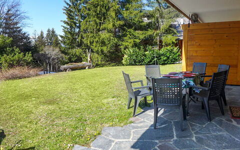 Aiguilles Dorées Iii 2: Plante, Propriété, Ciel, Bâtiment, La Nature, Chaise, Ombre, Arbre, Table, Lot Terre