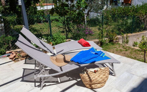 Geranis: Mobilier De Jardin, Balancelle, Meubles, Chaise Longue, Table, Loisir, Chaise, Arbre, Patio