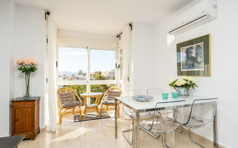 Montanar Luz: Table, Meubles, Propriété, Plante, Plante D'Appartement, Pot De Fleur, Fleur, Chaise, Architecture, Design Intérieur