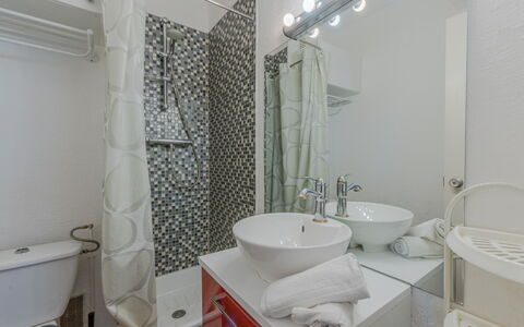 Les Marines: Miroir, Luminaire Plomberie, Évier, Robinet, Propriété, Salle De Bains, Lavabo, Violet, Bâtiment, Design Intérieur