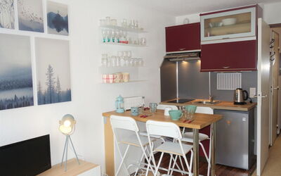 Le Sapin: Table, Meubles, Propriété, Cabinetry, Blanc, Chaise, Bureau, Bois, Bureau D'Ordinateur, Design Intérieur