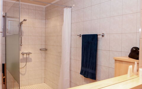 Chalet Jupiter: Salle De Bains, Propriété, Pièce, Tuile, Douche, Design Intérieur, Luminaire Plomberie, Architecture, Porte, Porte De Douche