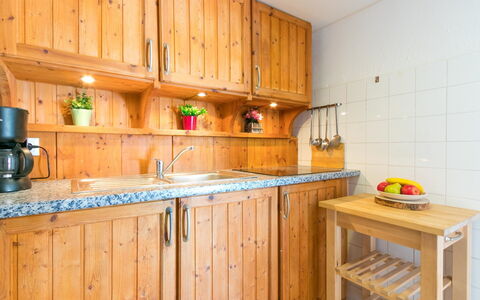 Roses 940: Comptoir, Cabinetry, Cuisine, Pièce, Meubles, Propriété, Bâtiment, Maison, Tache De Bois, Design Intérieur
