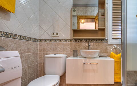 La Felicidad: Salle De Bains, Propriété, Tuile, Pièce, Toilette, Sol, Jaune, Design Intérieur, Évier, Siège De Toilette