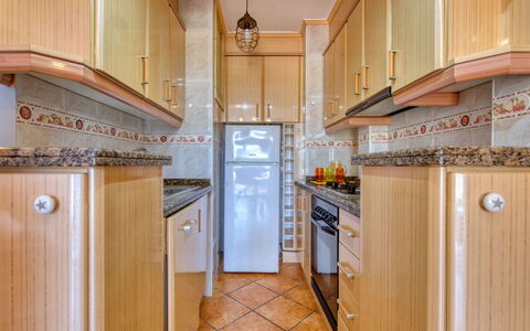 La Felicidad: Propriété, Pièce, Cuisine, Comptoir, Cabinetry, Bâtiment, Immobilier, Meubles, Domicile, Sol
