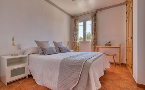 La Felicidad: Chambre, Lit, Meubles, Pièce, Propriété, Drap De Lit, Design Intérieur, Cadre De Lit, Sol, Mur