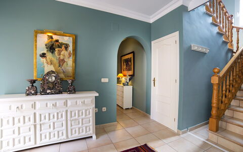 Villa Albert: Propriété, Bleu, Pièce, Plafond, Design Intérieur, Sol, Bâtiment, Mur, Meubles, Turquoise