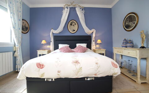 Villa Albert: Chambre, Meubles, Lit, Pièce, Cadre De Lit, Propriété, Design Intérieur, Drap De Lit, Matelas, Mur