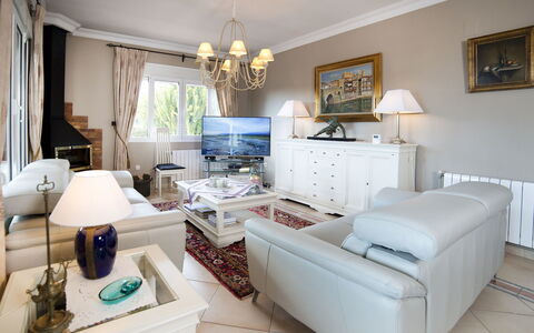 Villa Albert: Salon, Pièce, Propriété, Meubles, Design Intérieur, Bâtiment, Maison, Immobilier, Sol, Table