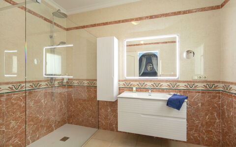 Villa Albert: Luminaire Plomberie, Sol, Sol, Évier, Design Intérieur, Plomberie, Tuile, Robinet, Salle De Bains, Lavabo