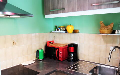 Le Fronton: Evier, Propriété, Comptoir, Vert, Appareil De Cuisine, Cuisine, Robinet, Cuisinière, Évier, Design Intérieur