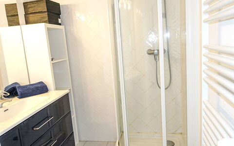Les Mas de la Mer: Sol, Luminaire Plomberie, Sol, Design Intérieur, Salle De Bains, Plomberie, Pièce, Lavabo, Robinet, Évier