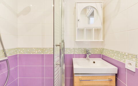 Le Beach Garden: Salle De Bains, Tuile, Violet, Pièce, Propriété, Rose, Violet, Design Intérieur, Sol, Robinet