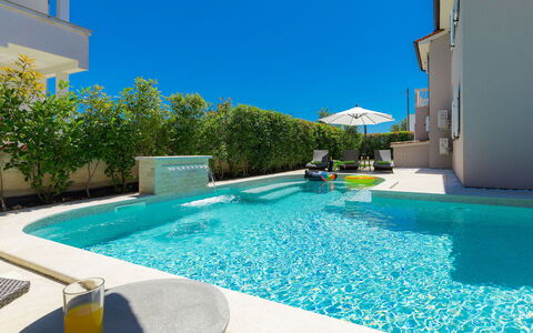 Villa Valentina: Piscine, Propriété, Bleu Azur, Immobilier, Bâtiment, Vacances, Maison, Loisir, Villa, Recours