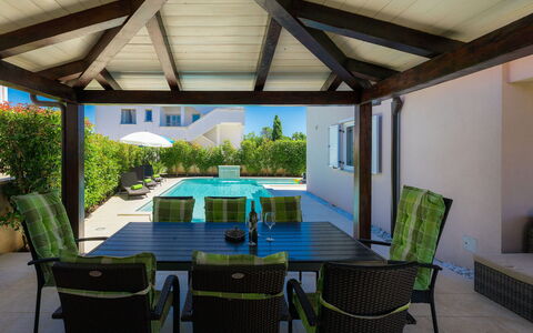 Villa Valentina: Propriété, Bâtiment, Maison, Pièce, Patio, Immobilier, Design Intérieur, Recours, Plafond, Ombre