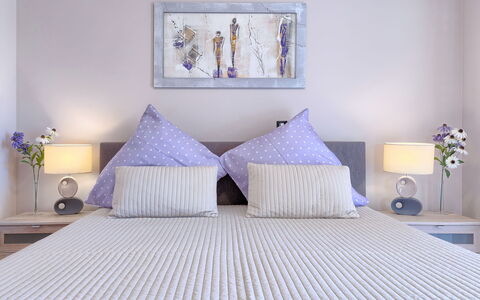 Villa Valentina: Chambre, Lit, Pièce, Meubles, Drap De Lit, Bleu, Cadre De Lit, Literie, Propriété, Violet