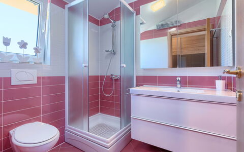 Villa Valentina: Miroir, Luminaire Plomberie, Propriété, Robinet, Évier, Armoire De Toilette, Bâtiment, Violet, Salle De Bains