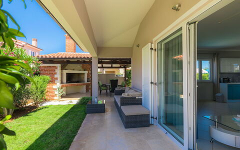 Villa Valentina: Plante, Propriété, Porte, Plante D'Appartement, Bâtiment, Design Intérieur, Condominium, Fenêtre, Sol, Salon