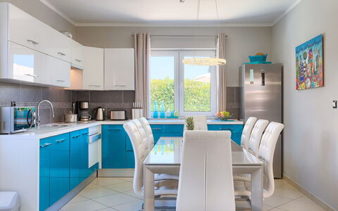 Villa Valentina: Meubles, Cabinetry, Table, Comptoir, Fenêtre, Chaise, Bleu, Cuisine, Évier