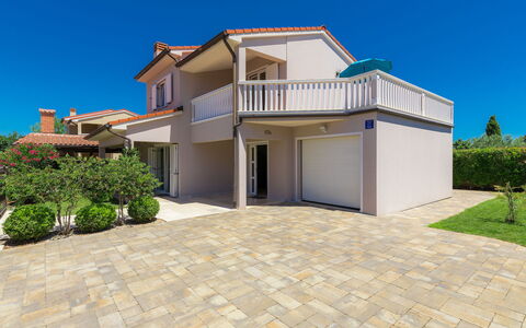Villa Valentina: Ciel, Plante, Propriété, Bâtiment, Fenêtre, Maison, Arbre, Lot Terre, Ombre, Zone Résidentielle