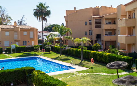 Reserva de Alvarito: Plante, L'Eau, Bâtiment, Ciel, Propriété, Fenêtre, Arbre, Piscine, Architecture, Maison