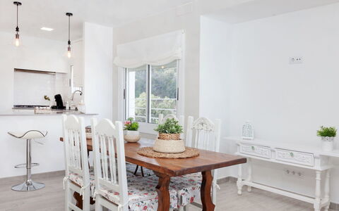 Sky Bleu Salions: Blanc, Meubles, Pièce, Propriété, Design Intérieur, Table, Sol, Bâtiment, Maison, Salle À Manger